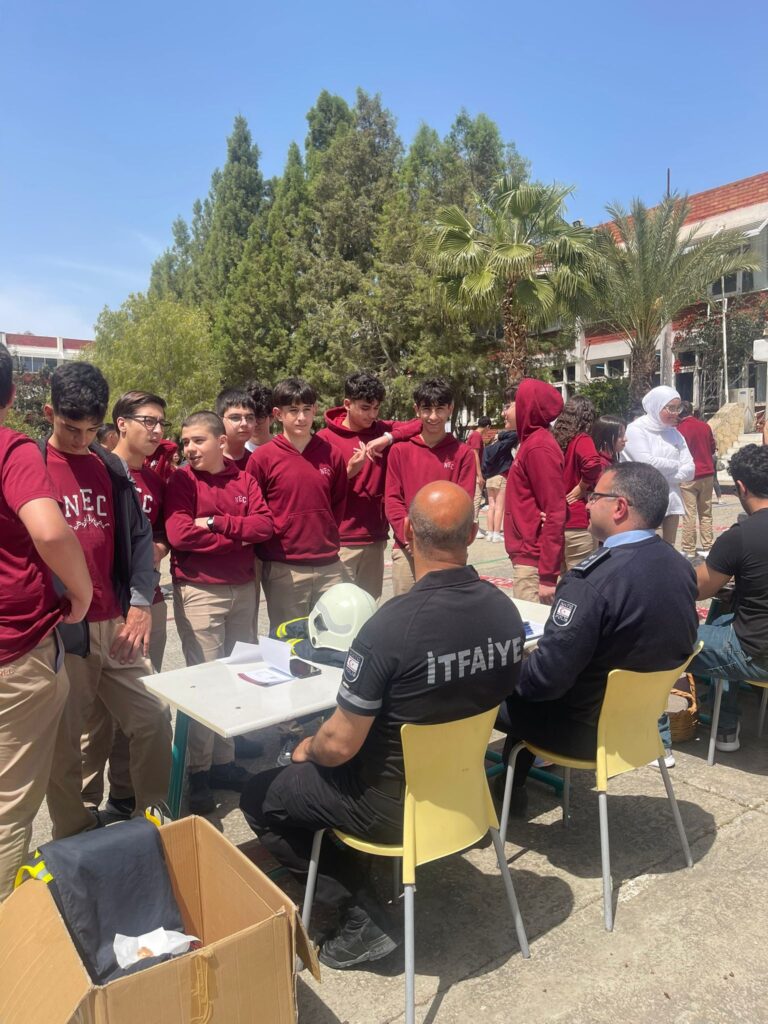 Kariyer gününde polis ve itfaiye meslekleri tanıtıldı
