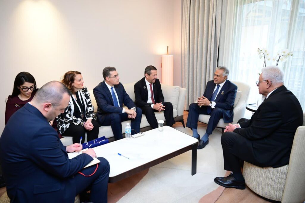 Dışişleri Bakanı Ertuğruloğlu, Pakistan Başbakan Yardımcısı ve Dışişleri Bakanı Ishaq Dar ile görüştü