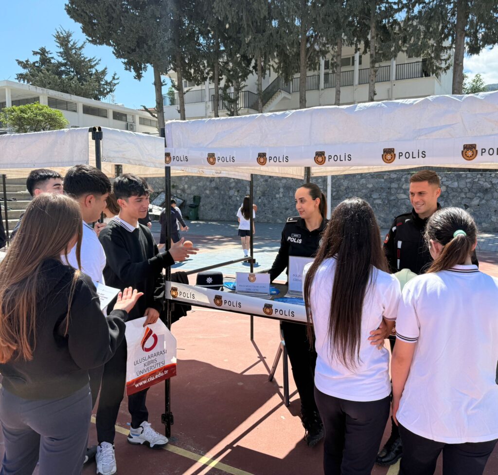 Lapta’daki kariyer gününde polis ve itfaiye meslekleri tanıtıldı