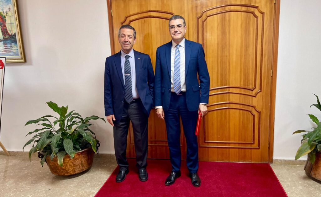 Dışişleri Bakanı Ertuğruloğlu’ndan emekli olan Lakadamyalı’ya teşekkür plaketi