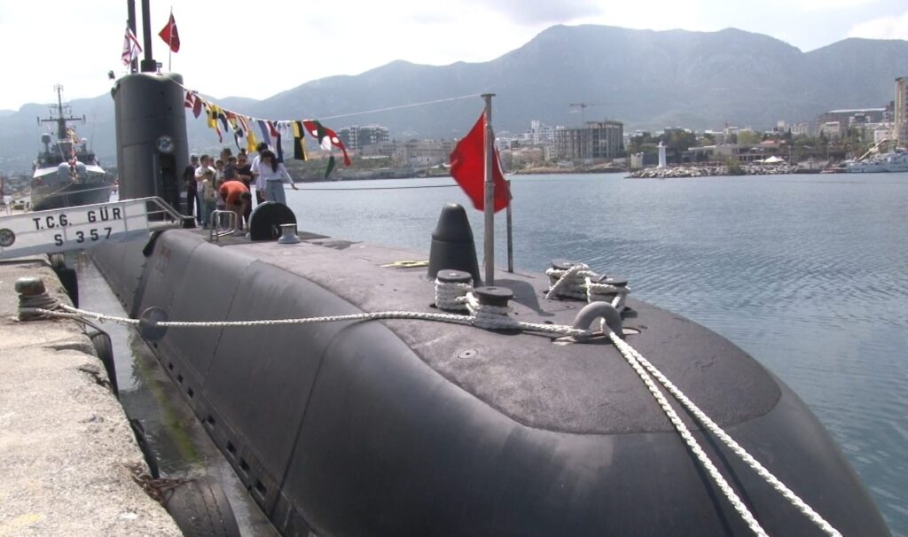 Deniz Kuvvetleri Komutanlığı’ndan bir denizaltı ve bir hücumbot KKTC’de
