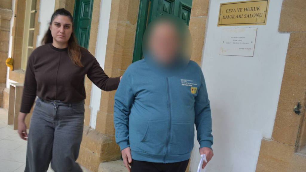 Kendisini avukat olarak tanıttı, dolandırdı