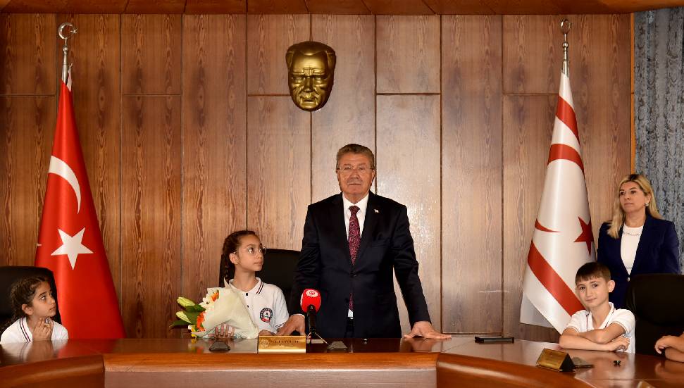 Başbakan Üstel koltuğunu Ela İnce’ye devretti