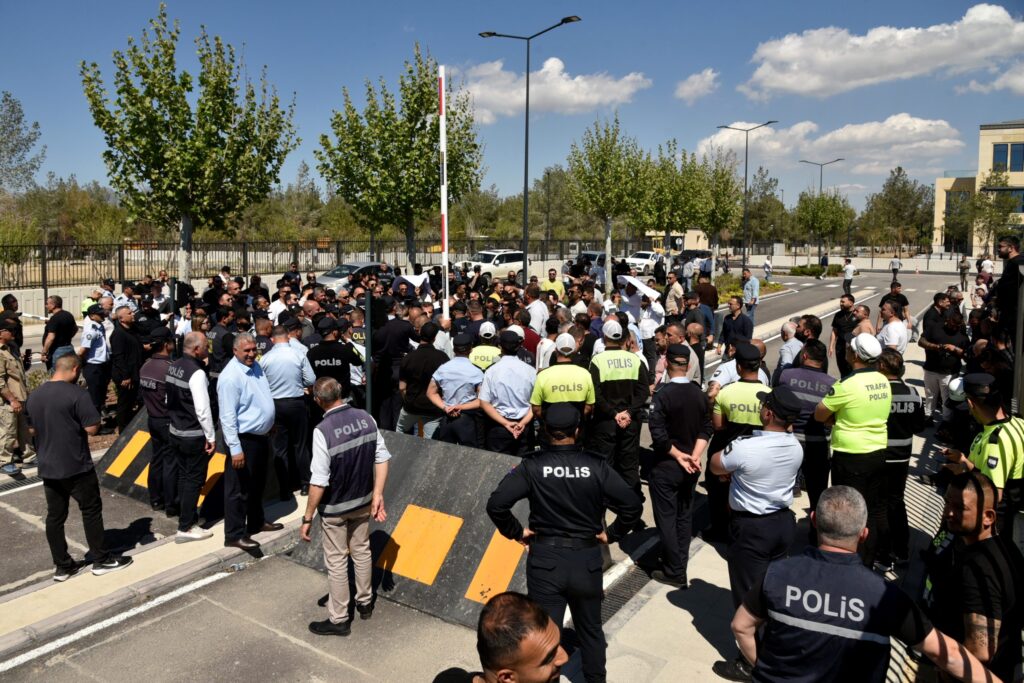 Taksiciler eylemlerini Meclis önüne taşıdı