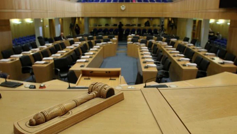 Rum Yönetimi’nde Meclis Başkanı artık iki turda seçilecek