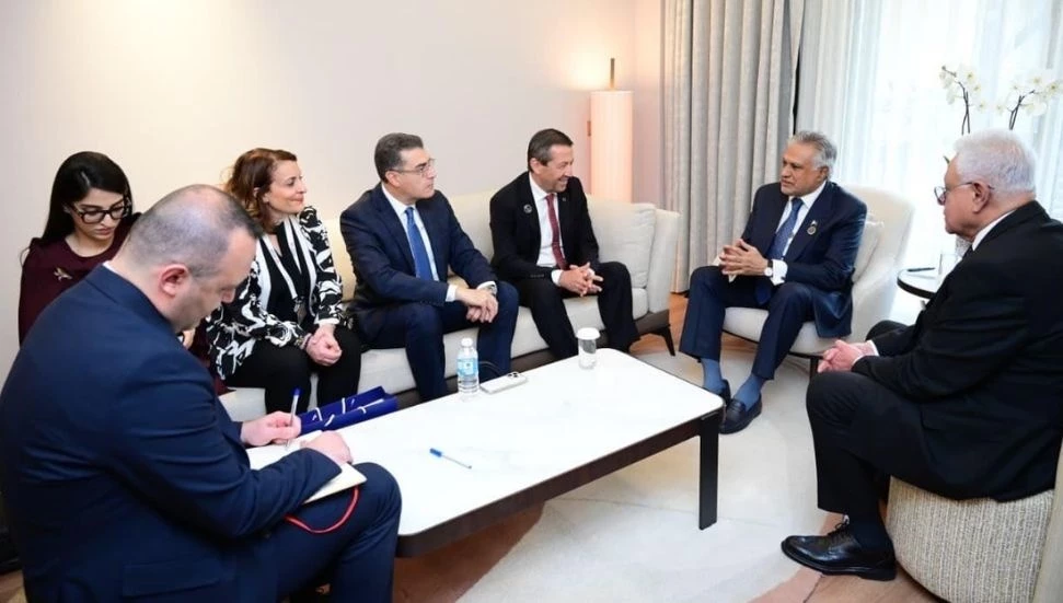 Ertuğruloğlu, Pakistan Başbakan Yardımcısı ve Dışişleri Bakanı Ishaq Dar ile görüştü