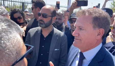 Arıklı, eylem alanında taksicilerle görüştü: Başbakan’ın adım atması halinde “1 hafta içerisinde çözüm” sözü