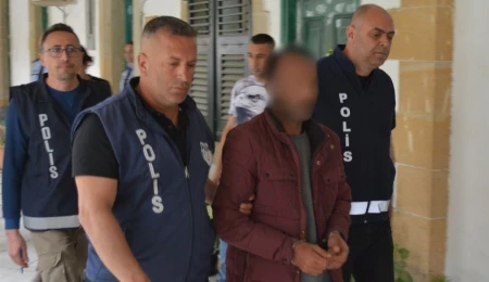 Eski eşi ve kızına şiddetten sınır dışı edilen zanlı, ülkeye kaçak girerek birini bıçaklamakla suçlanıyor: 3 gün tutuklu