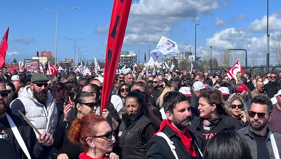 Sendikalardan hükümete: Yarım saatiniz var!