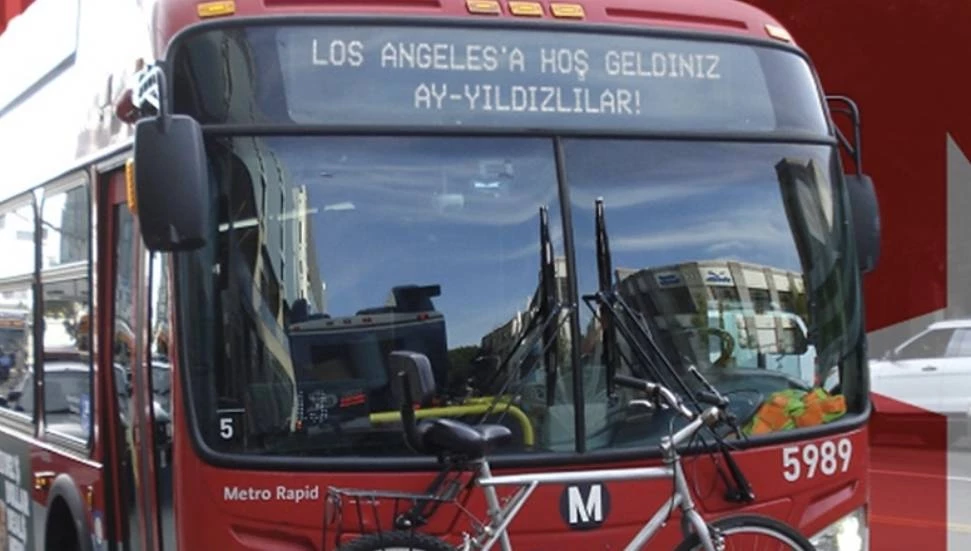 Los Angeles’ta otobüslere “Hoş geldiniz Ay Yıldızlılar” yazıldı