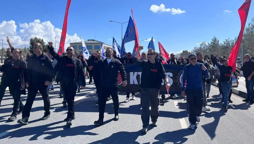 Meclis önünde tansiyon yükseldi