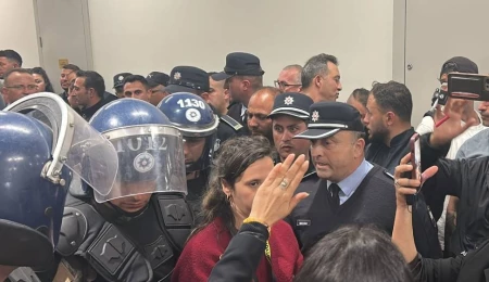 Eylemciler Meclis dışına çıkartılıyor