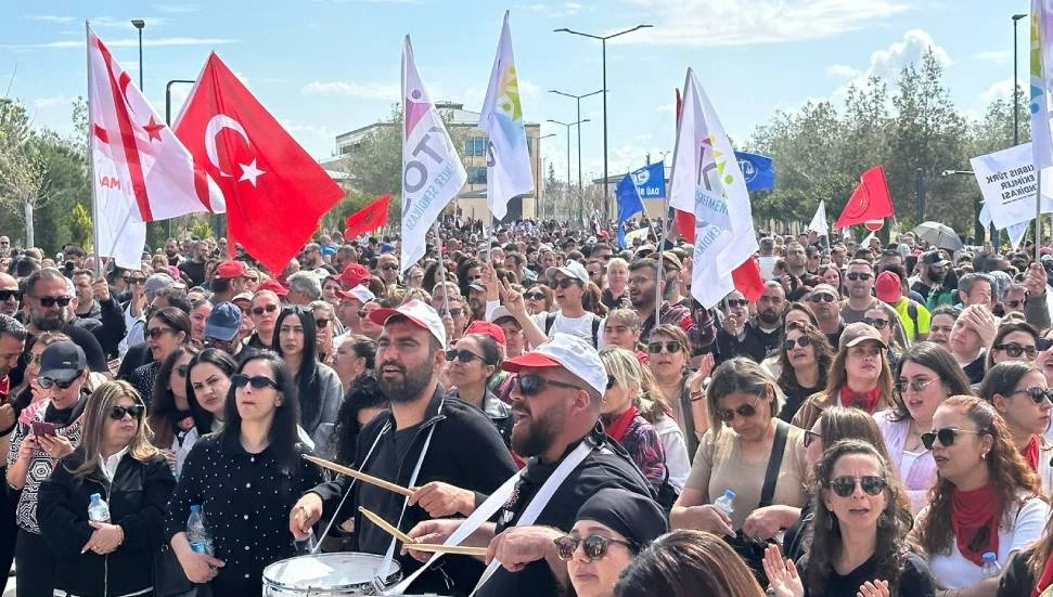 Sendikalar bugün de Meclis önünde olacak