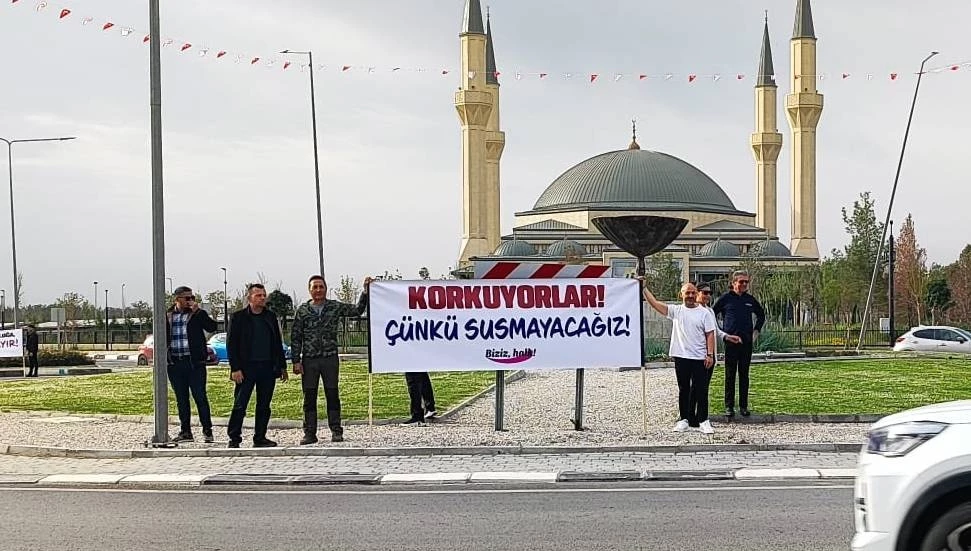 Sendikalar Başbakanlık Işıkları ve Kermiya Çemberi’nde pankart açtı