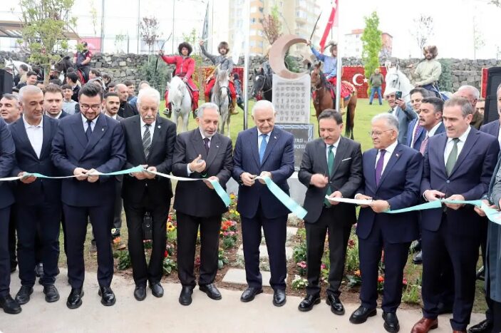 KKTC Aksakalı Oktay Öksüzoğlu Kayseri’de Türkoloji Zirvesi’ne katıldı