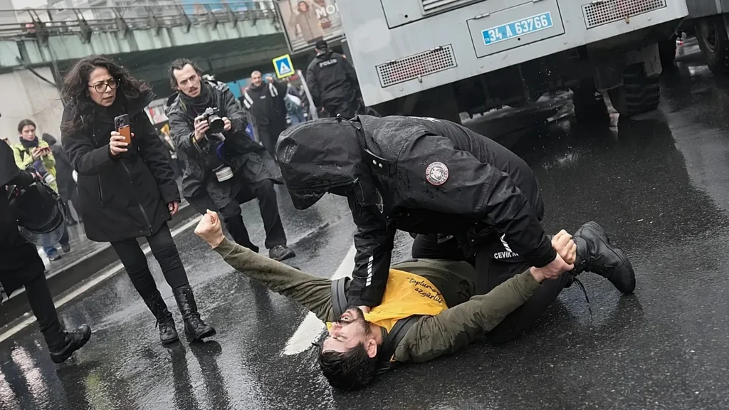 İstanbul Valiliği, 1 Mayıs gösterilerinde 575 kişinin gözaltına alındığını duyurdu