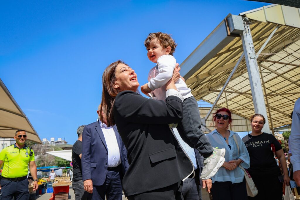 İncirli, Girne’de çarşamba pazarını ziyaret etti