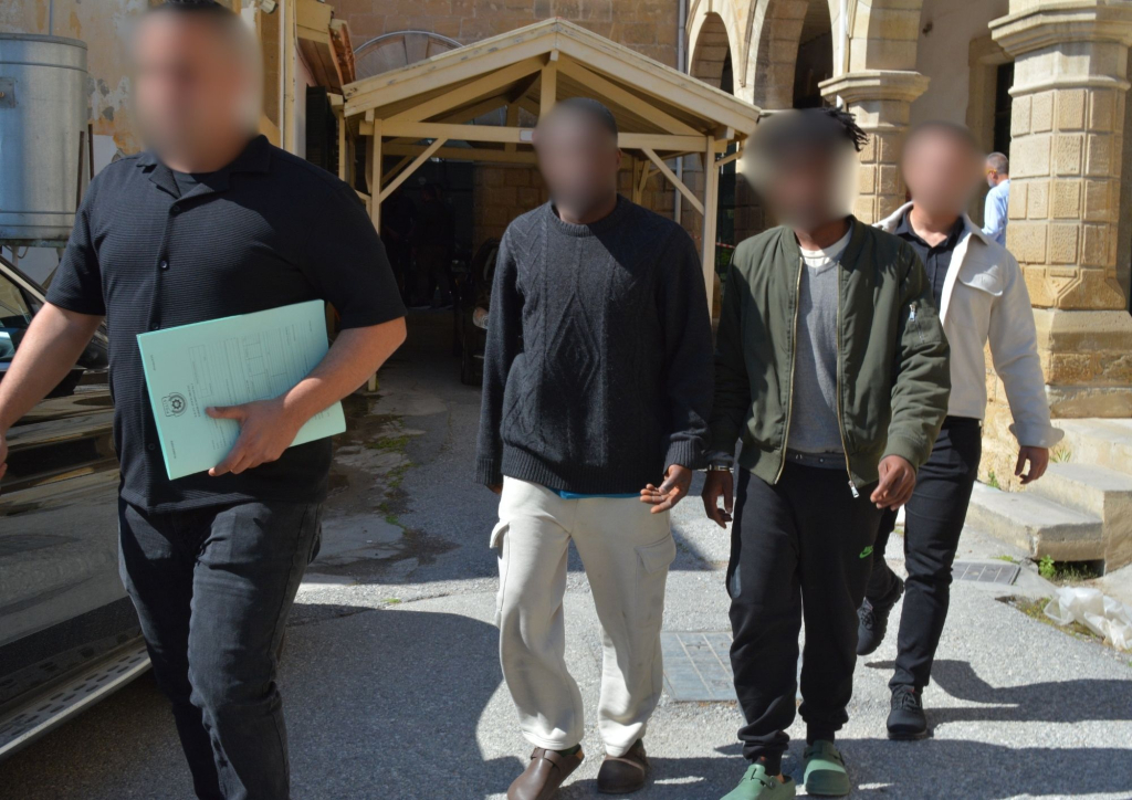 Uyuşturucu ve izinsiz ikamet suçlarından tutuklanan zanlılar cezaevine gönderildi