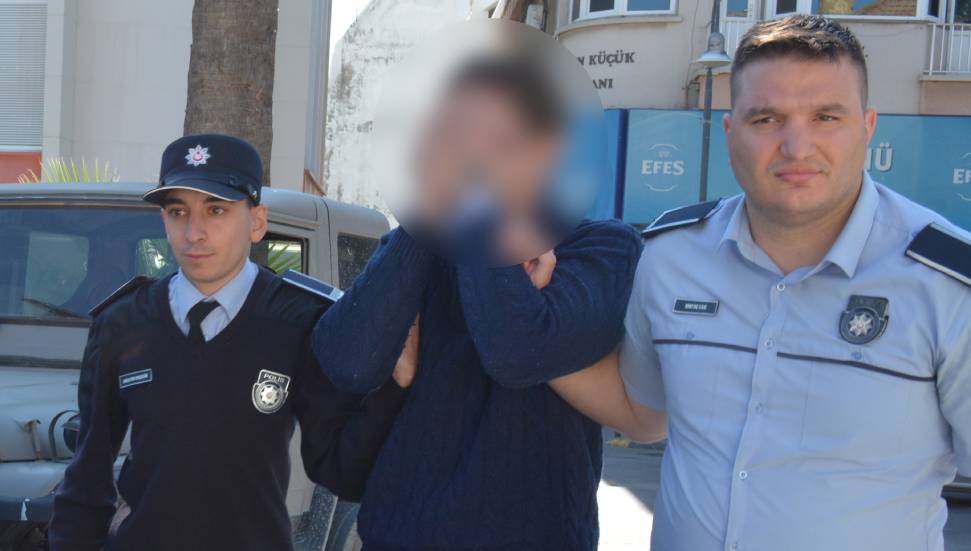 Ülkeye kaçak yollardan girdi, sahte pasaportla çıkmak istedi