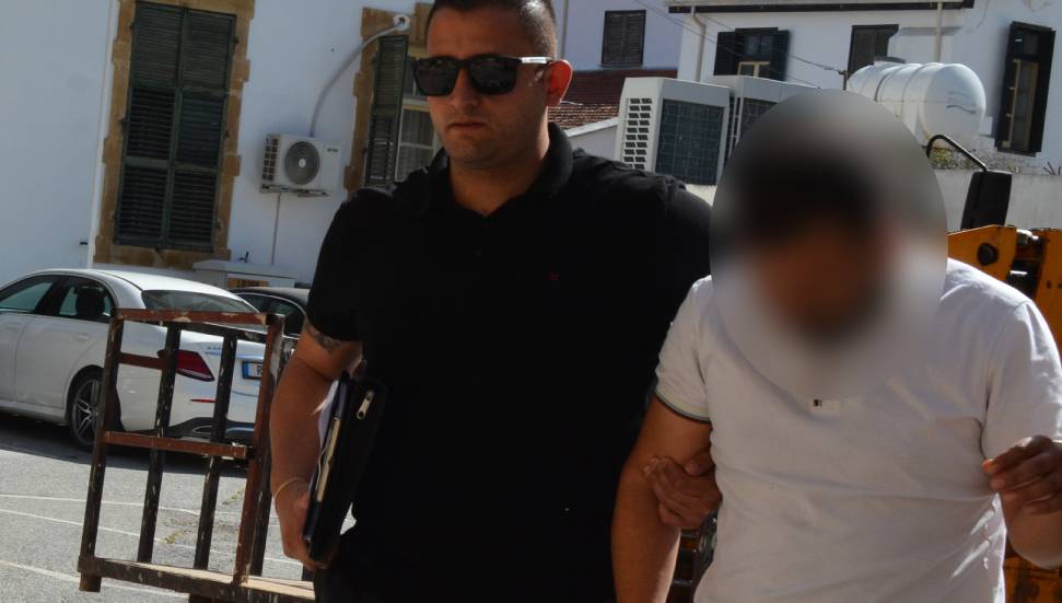 2 bin doları iş yerine teslim etmedi