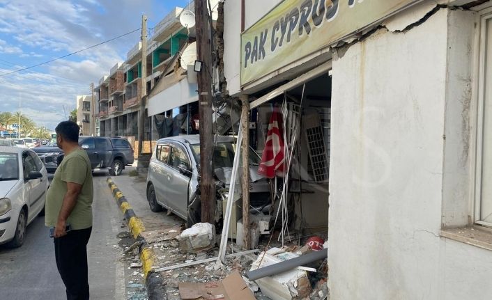 Lefkoşa’da kaza: Marketin duvarına çarptı
