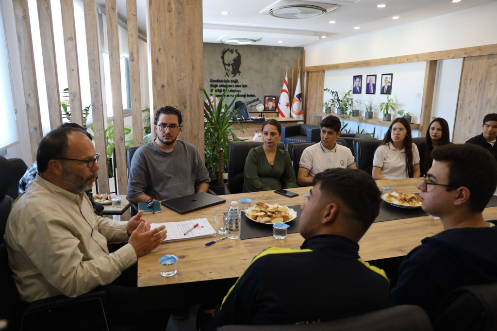Sadıkoğlu, gençlerle bir araya geldi
