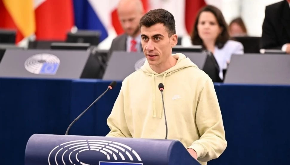 Fidias, Avrupa Parlamentosu’nda kalmayı seçti, meclisteki koltuğunu Yannis Lauris alacak