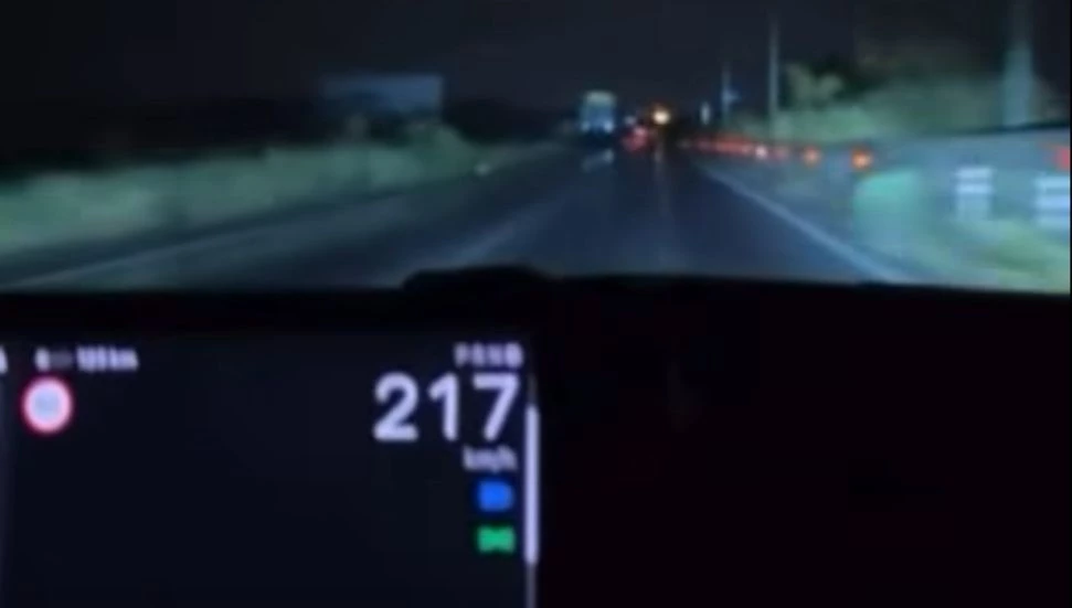 Yağmurlu havada, saatte 200 kilometre hıza ulaşan sürücüye 12 bin 123 TL para ve 25 ceza puanı!