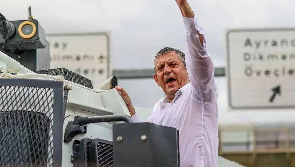 Özel, İzmir’de yaptığı mitingde Kılıçdaroğlu’na seslendi: Başkanı halk seçsin, kazanırsan elini öperim