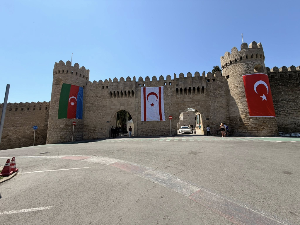 Aktunç: Üç bayrağın Azerbaycan’da yan yana dalgalanmasının değeri paha biçilemez