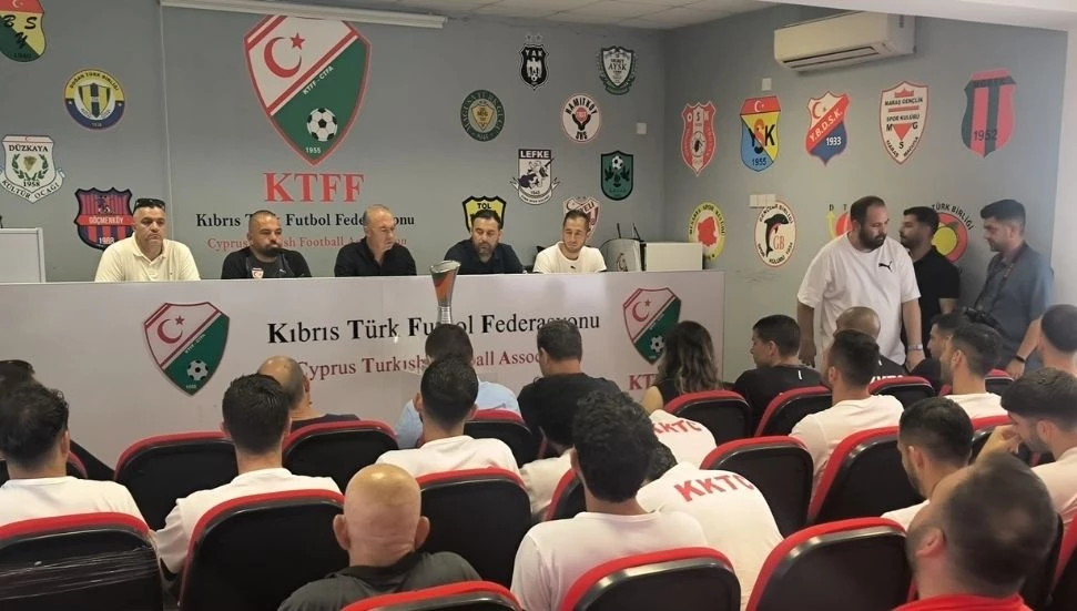 CONIFA Avrupa şampiyonu Milli Takım kupayı Futbol Federasyonu’na teslim etti