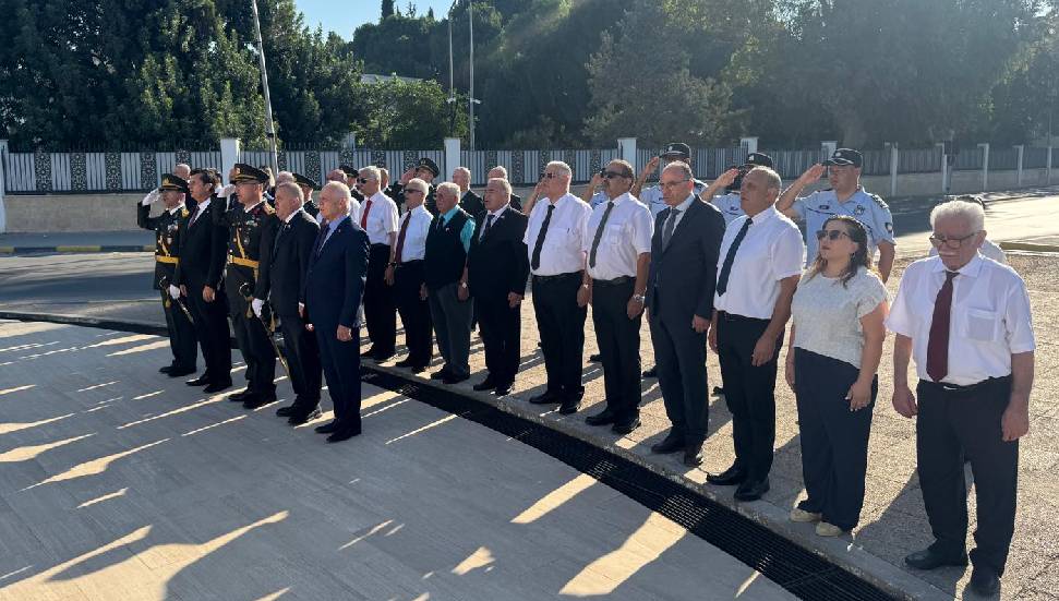 Lefkoşa’daki ilk tören Şehitler Anıtı önünde düzenlendi