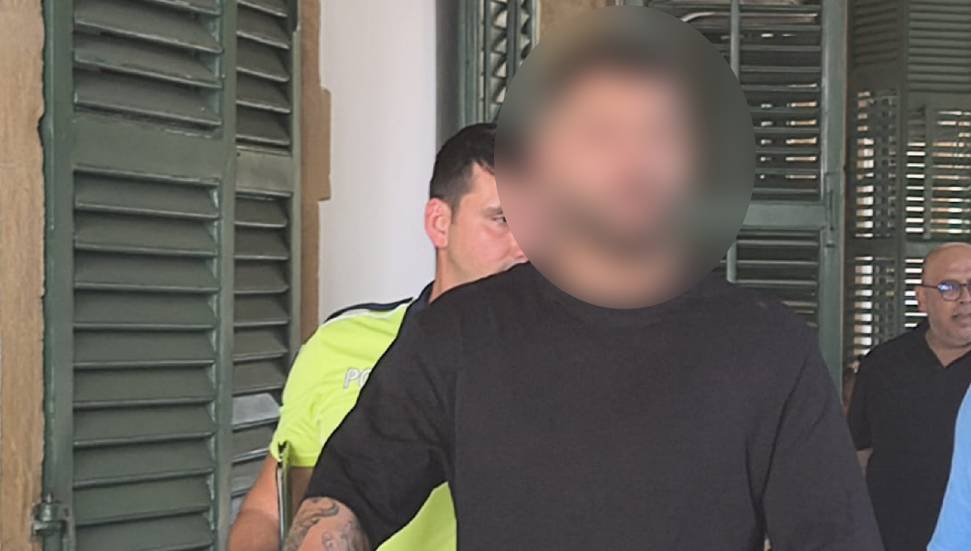Dur ihtarına uymadı, aracında muşta ve bıçak bulundu