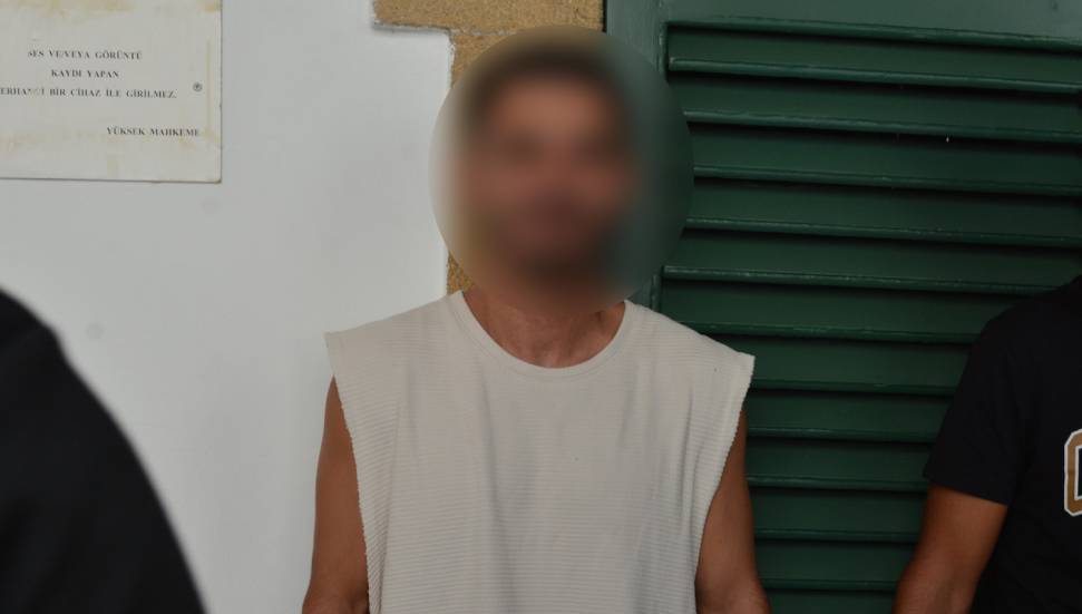 Aracında bonzai ve hap ele geçirildi