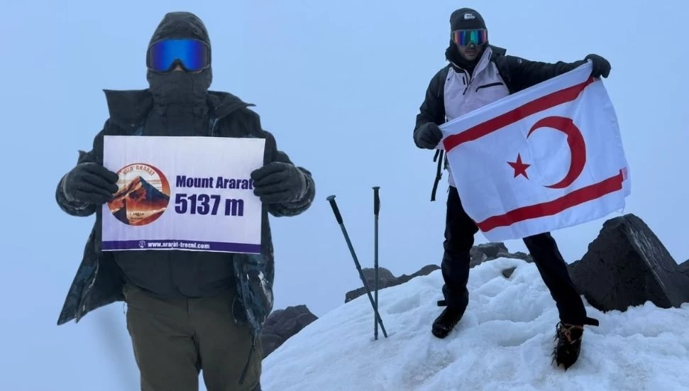 Kıbrıslı Türk iki genç Ağrı Dağı’nın zirvesinde bayrak dalgalandırdı: Bu başarı 20 Temmuz için