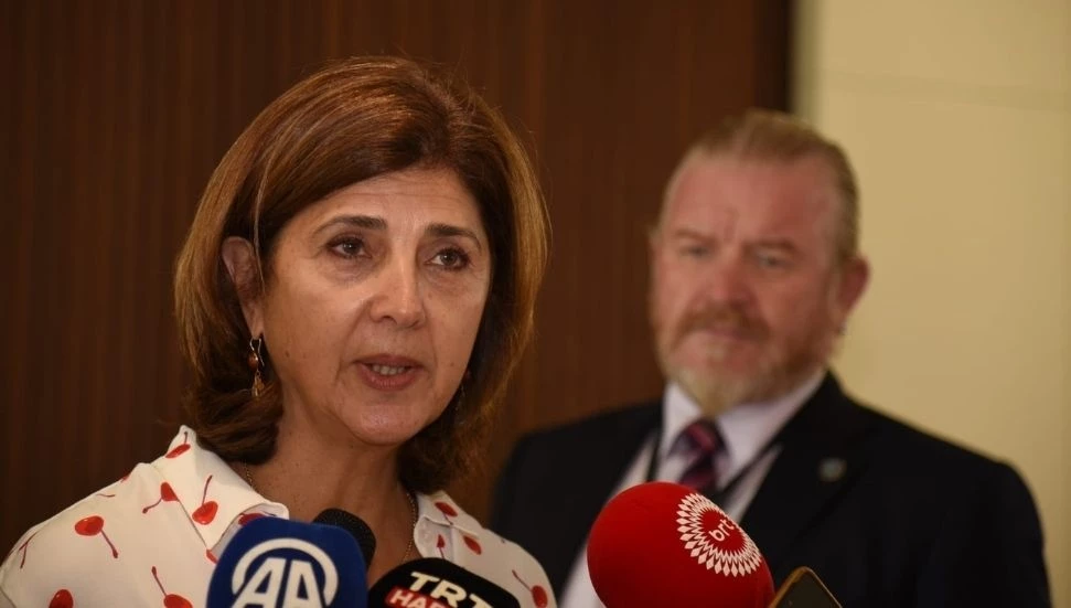 Holguin adaya geliyor liderlerle ayrı ayrı görüşecek