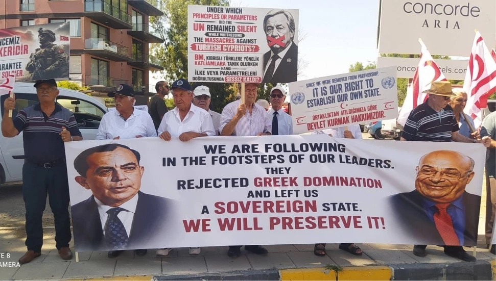 ”Örgütsüz vatandaşlar” Antonio Guterres’in ziyareti sırasında protesto düzenledi