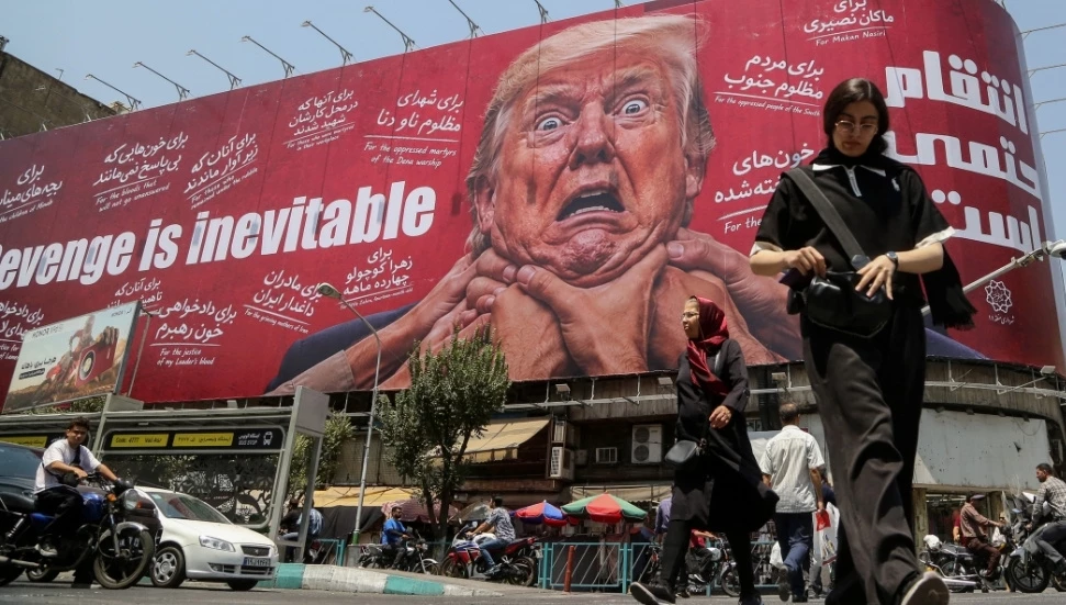 Tahran’da, Donald Trump’ın fotoğrafının yer aldığı “İntikam kaçınılmaz” afişi asıldı