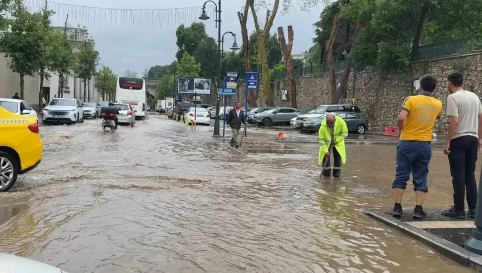 İstanbul dahil 4 il için kuvvetli sağanak ve dolu alarmı: Yollar göle döndü!