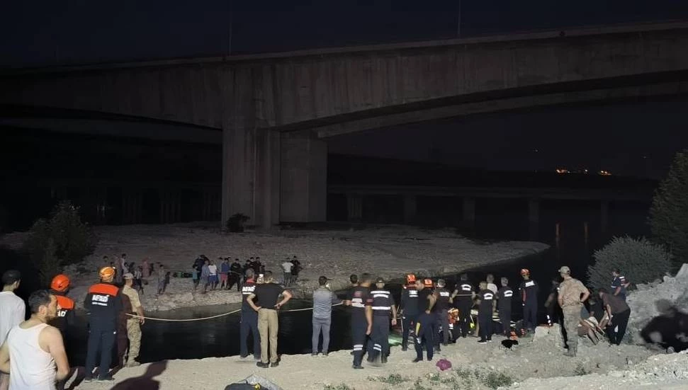 Fırat Nehri’nde mahsur kalan 26 kişi kurtarıldı