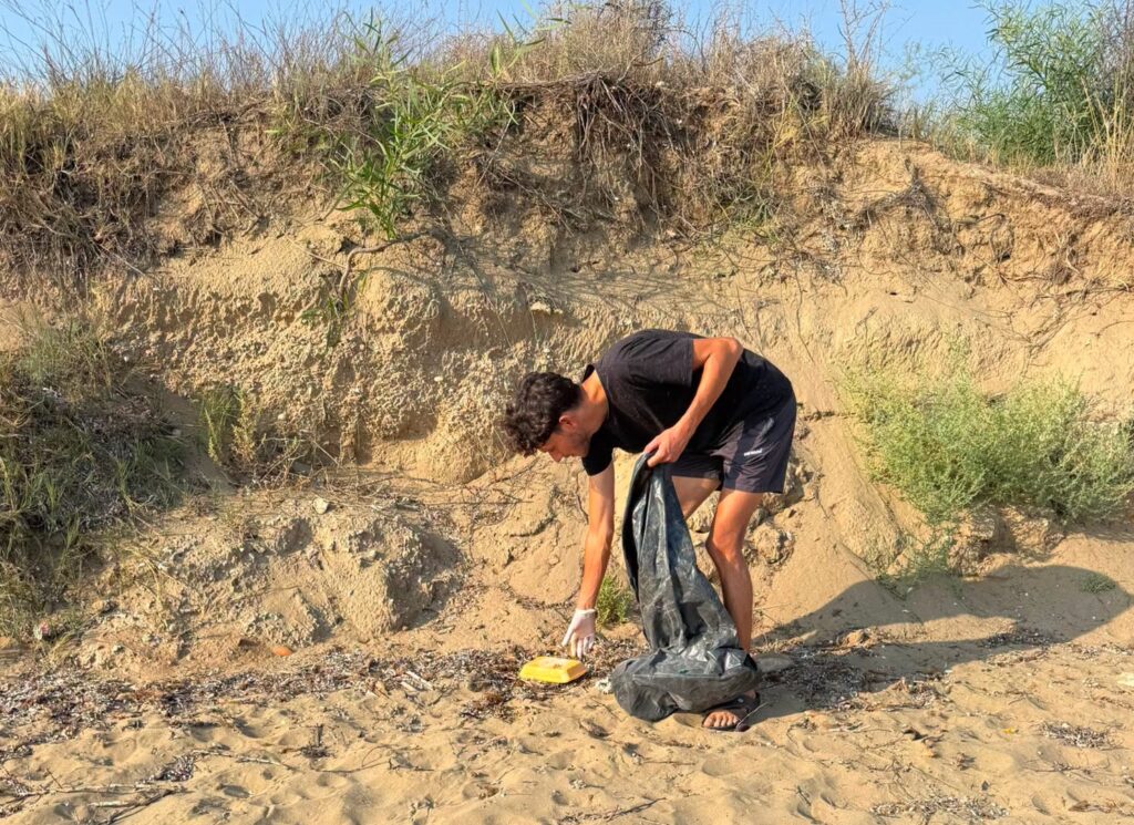 Gönüllü çevreci gençlerden oluşan ekipler sahil temizlik çalışmalarına devam ediyor