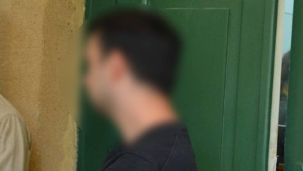 Eşinin ve baldızının fotoğraflarını çektiği iddiasıyla tutuklandı