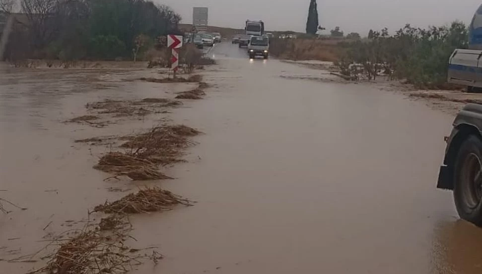 Yılmazköy-Kılıçaslan Anayolu dere taşması nedeniyle trafiğe kapatıldı
