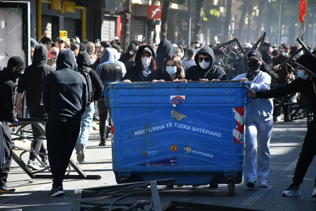 Arnavutluk’ta öğrenci protestoları: Hükümet binaları ateşe verildi