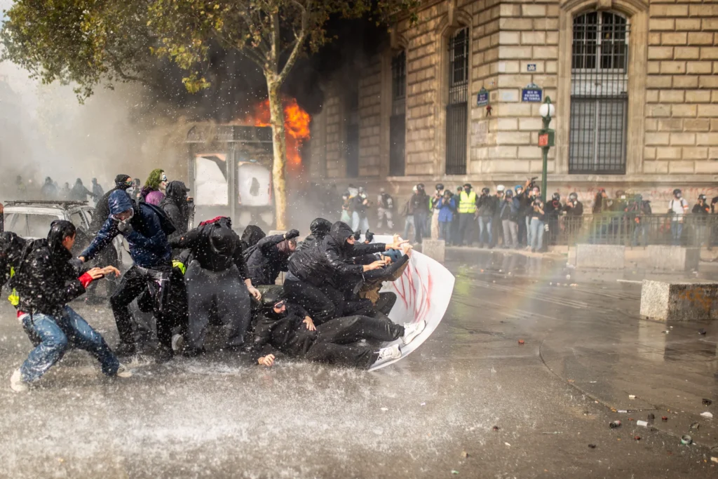 Fransa’daki protestolar şiddetlendi, yaklaşık 1800 kişi gözaltında
