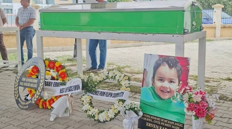 4 yaşındaki Erven son yolculuğuna uğurlandı: Anne cenazeye polis eşliğinde katıldı