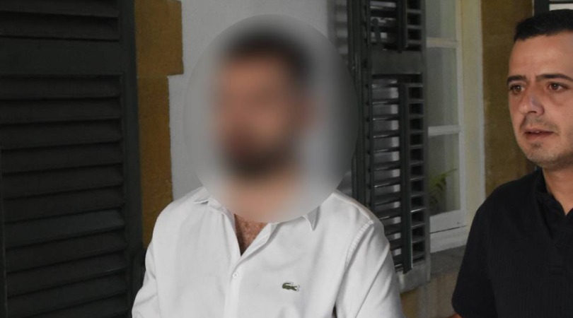 Sahte pasaportla giriş yaptı, sorgu odasına götürülürken kaçtı