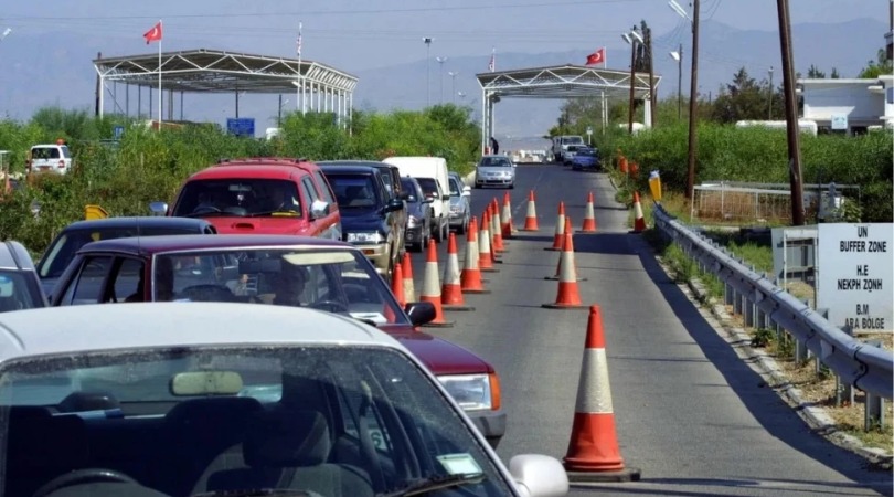 Kıbrıslı Rumlar benzin için KKTC’ye geçiyor