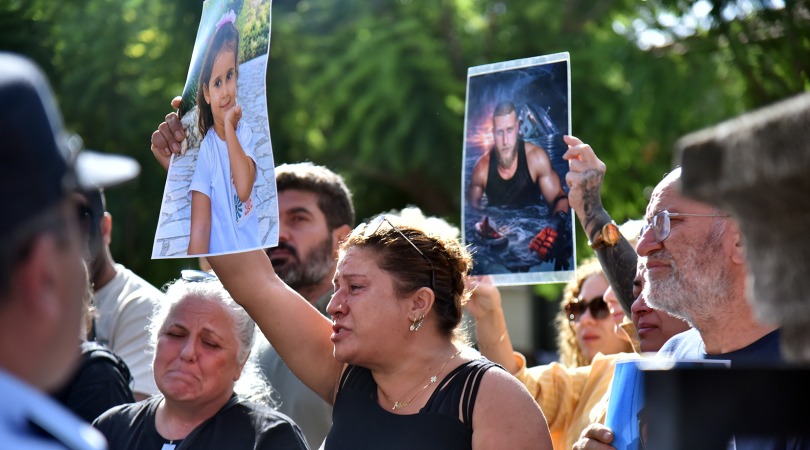 Yakınlarını kaybeden aileler Girne Mahkemesi önünden seslendi: Müebbet istiyoruz