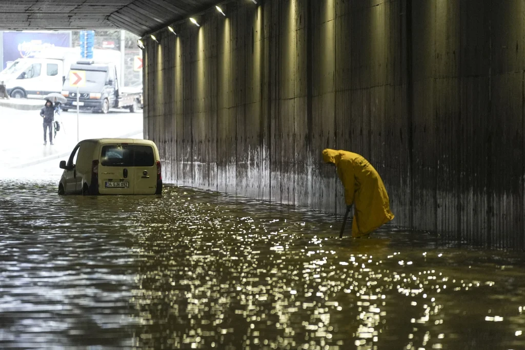 İstanbul’u vuran sağanakta iki kişi hayatını kaybetti
